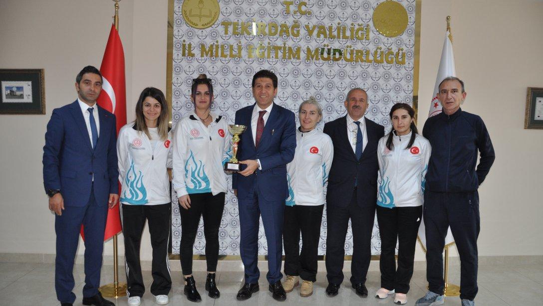 İl Milli Eğitim Müdürümüz Ersan Ulusan Türkiye Öğretmenler Kupası Basketbol Şampiyonu Olan Kadın Basketbol Takımımızı Makamında Ağırladı
