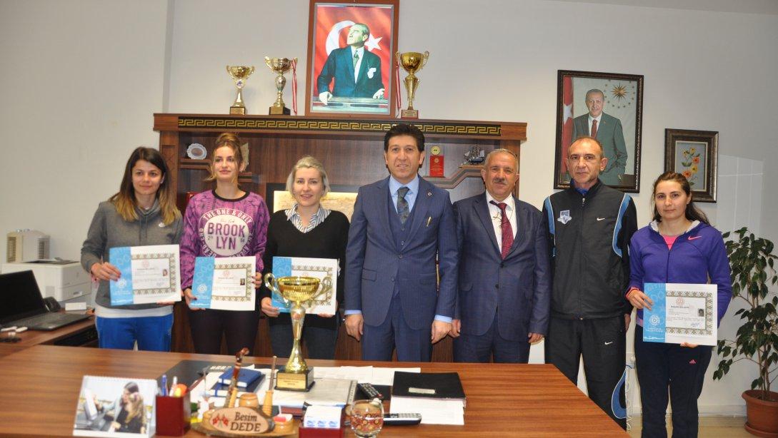 İl Milli Eğitim Müdürümüz Ersan Ulusan Türkiye Öğretmenler Kupası Basketbol Şampiyonu Olan Kadın Basketbol Takımımız'a Başarı Belgelerini Takdim Etti