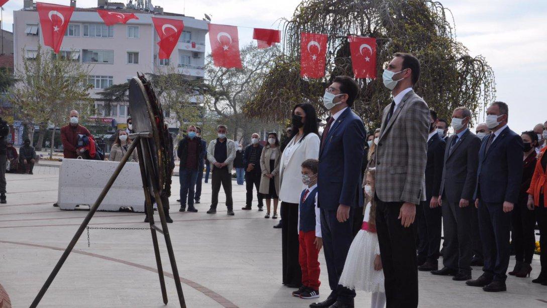 23 Nisan Ulusal Egemenlik ve Çocuk Bayramı Kutlama Programları  Kapsamında İl Milli Eğitim Müdürümüz Ersan Ulusan Atatürk Anıtına Çelenk Sundu