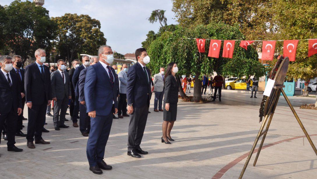 İlköğretim Haftası Kutlama Programları Kapsamında Atatürk Anıtı'na Çelenk Sunuldu