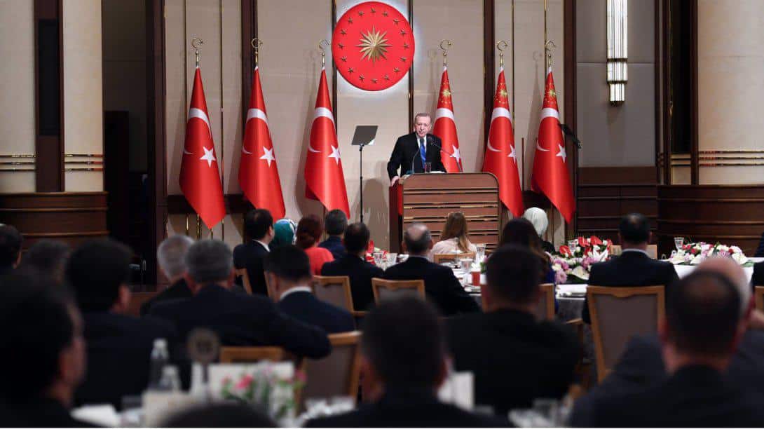 Cumhurbaşkanı Erdoğan ve Bakan Özer, Öğretmen ve Eğitim Yöneticileriyle İftarda Bir Araya Geldi