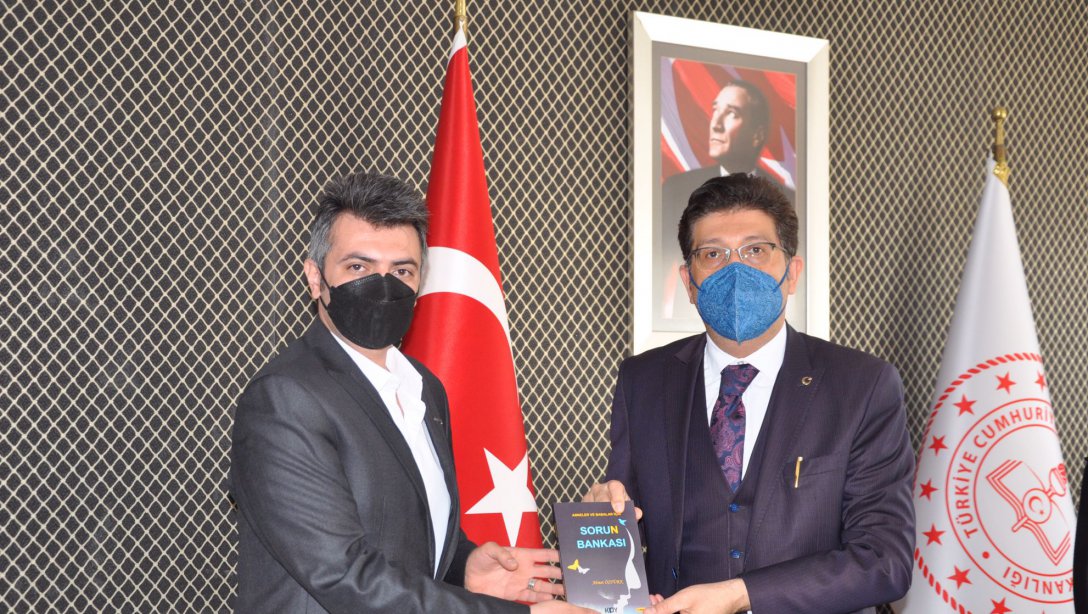 Türkçe Öğretmenimiz Ahmet Öztürk İl Milli Eğitim Müdürümüz Ersan Ulusan'ı Ziyaret Ederek Yazmış Olduğu Kitabı Takdim Etti