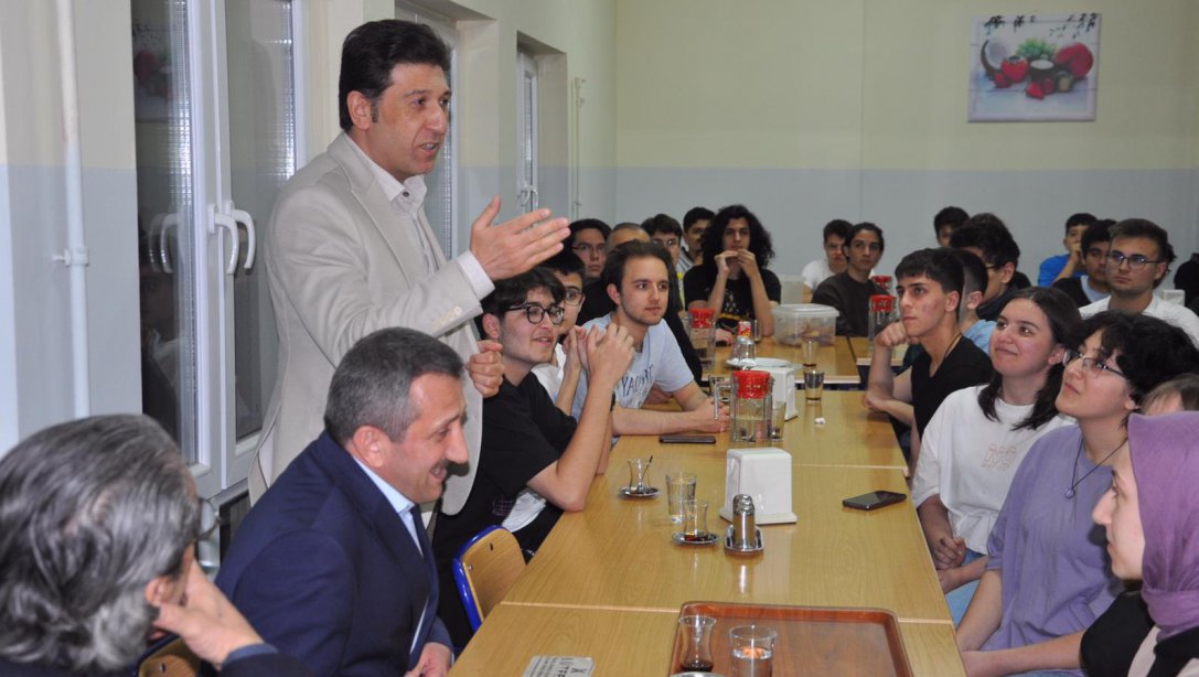 İl Milli Eğitim Müdürümüz Ersan Ulusan Çorlu Borsa İstanbul Fen Lisesi Pansiyonunda İftarda Öğrencilerimizle Buluştu