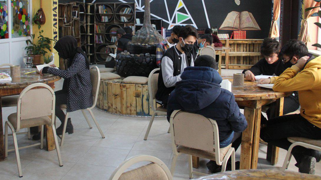Halk Eğitimi Merkezlerinde Geri Dönüşüm Malzemesiyle 525 Kütüphane Kuruldu