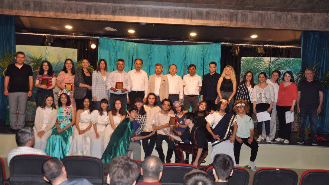 Liseler Arası Tiyatro Yarışması Final Gösterimi ve Ödül Töreni Yapıldı