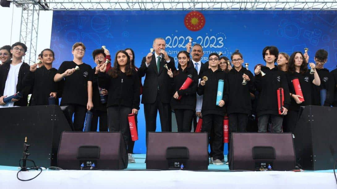 Cumhurbaşkanı Erdoğan ve Bakan Özer, Yeni Eğitim Öğretim Yılının İlk Ders Zilini Çaldı