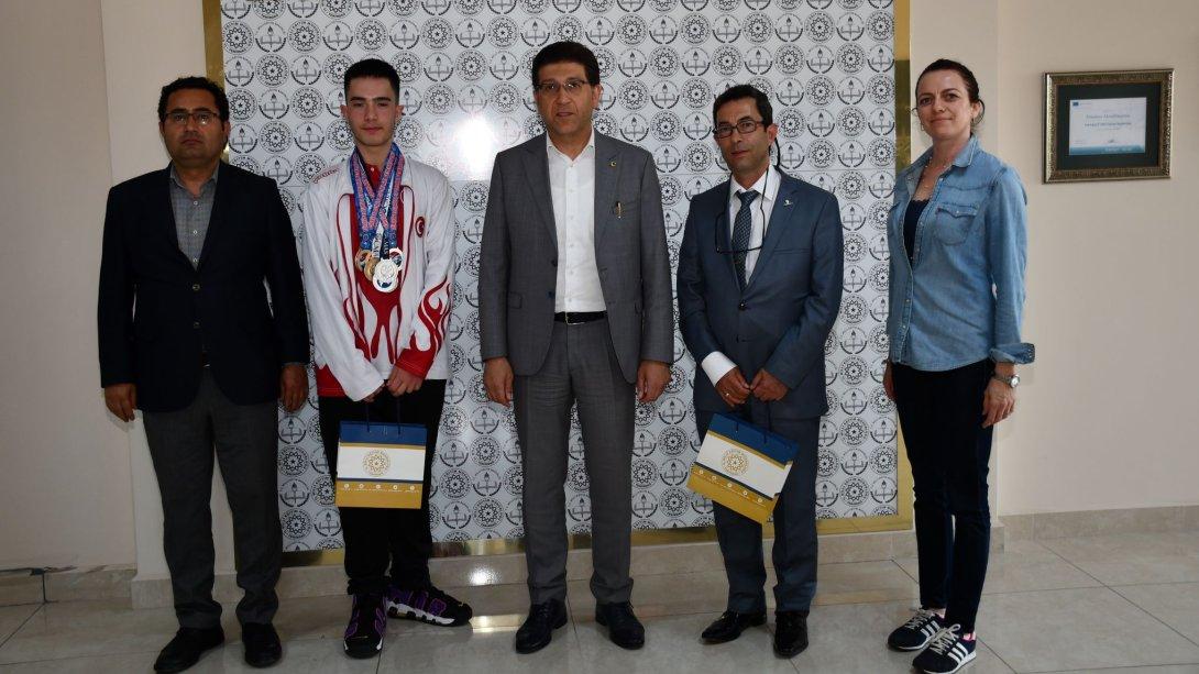 Serbest Dalış Dünya Şampiyonu Öğrencimiz Murathan Bulut  İl Milli Eğitim Müdürümüz Ersan Ulusan'ı Ziyaret Etti