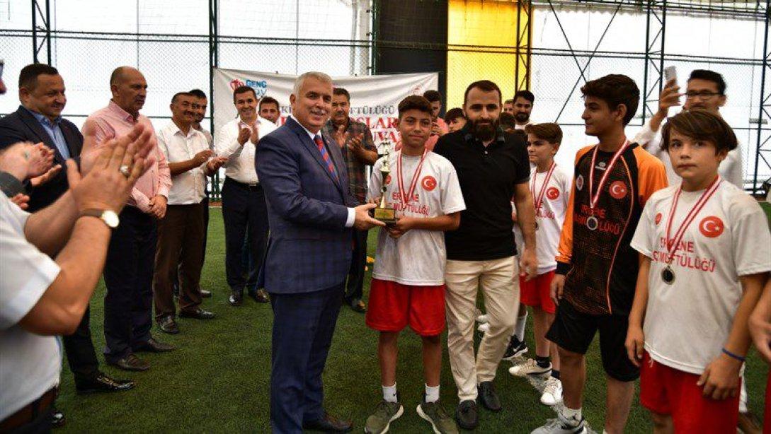 Vali Aziz Yıldırım 2023 Yılı Yaz Kuran Kursları Futbol Turnuvası'na Katılan Öğrencilere Madalya ve Kupalarını Taktim Etti