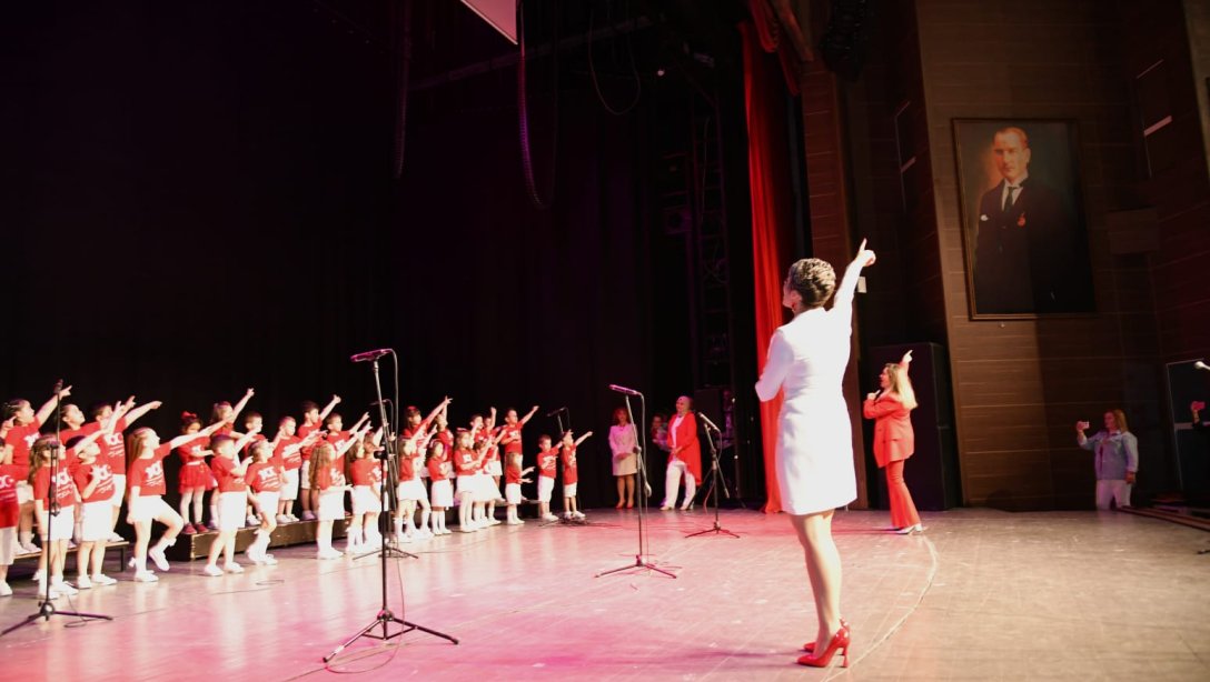 Vali Soytürk ve Eşi Nurdan Soytürk Çocuk Korosu Konseri'ne Katıldı