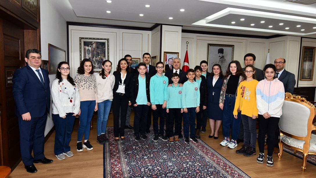 Türk Japon Vakfı, Hyogo Türkiye Dostluk Fonu 2. Projesi Kapsamında Eğitim Gören Öğrencilerimiz Vali Aziz Yıldırım'ı Ziyaret Etti
