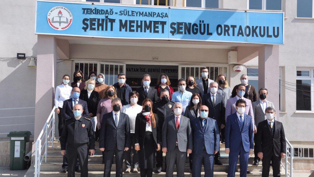 Vali Aziz Yıldırım Şehit Mehmet Şengül Ortaokulunu Ziyaret Etti