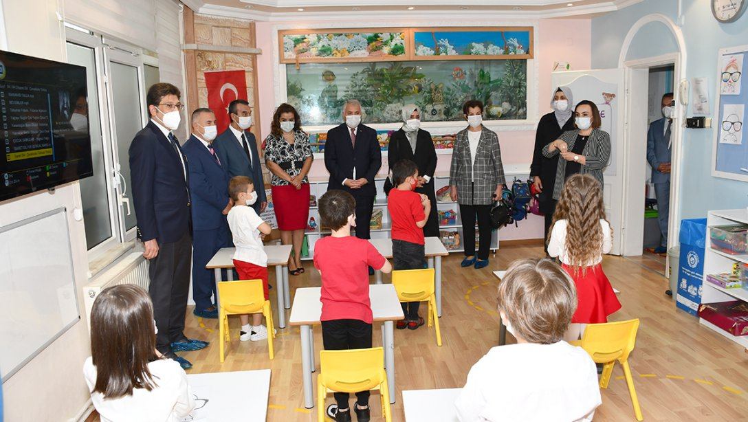 Vali Aziz Yıldırım ve Eşi Güllühan Yıldırım Müjgan Serkan Karagöz Anaokulu'nu Ziyaret Etti