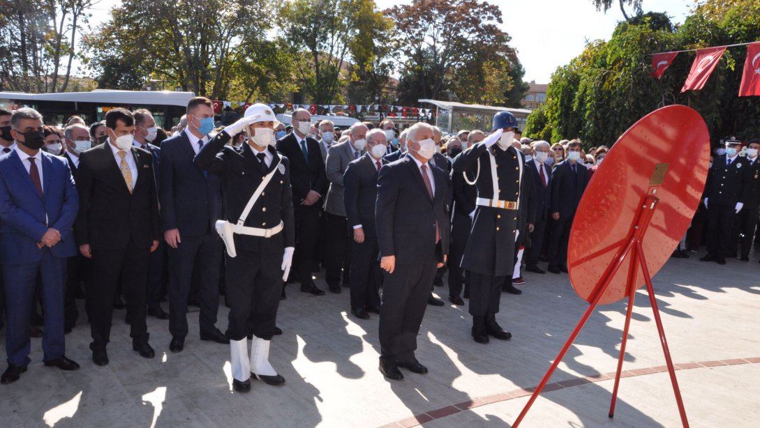 29 Ekim Cumhuriyet Bayramı Kutlamaları Çelenk Sunma Töreni İle Başladı