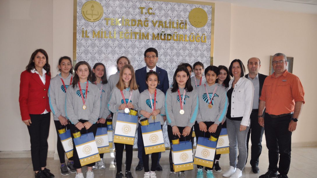 Voleybol Küçükler Türkiye Şampiyonasına Katılacak Çorlu Şahinler Ortaokulu Kız Voleybol Takımı İl Milli Eğitim Müdürümüz Ersan Ulusan'ı Ziyaret Etti
