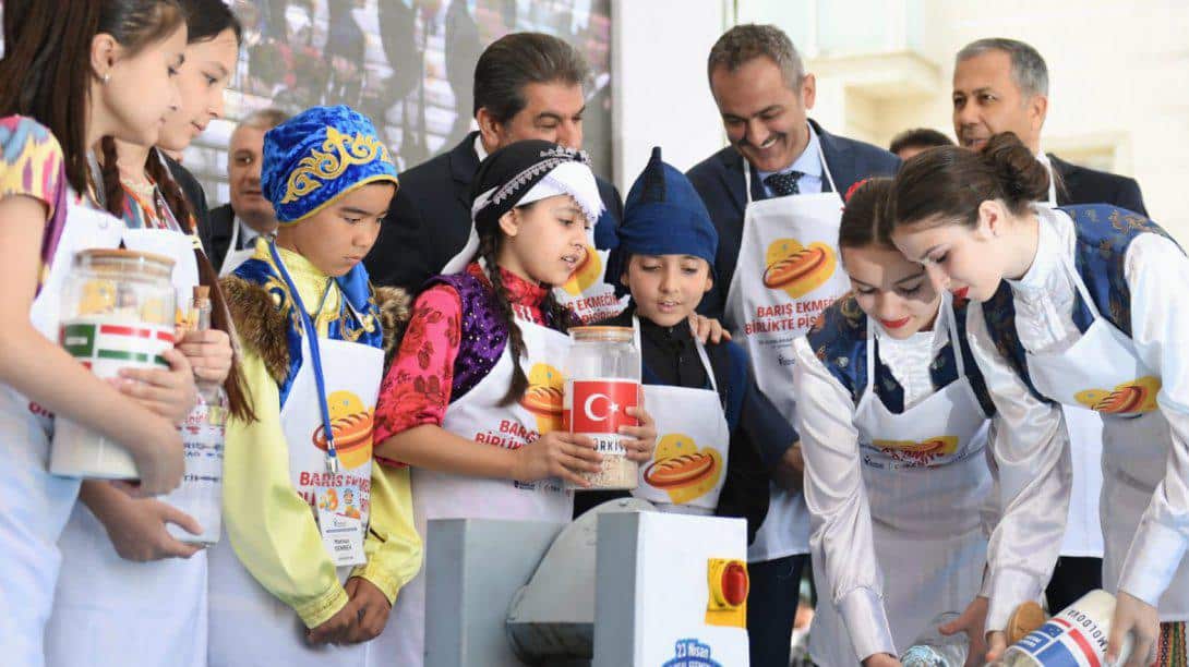 Bakan Özer, 9 Ülkeden Gelen Çocuklarla Barış Ekmeği Pişirdi