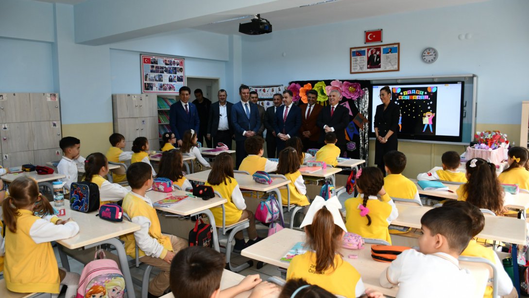 Vali Aziz Yıldırım, Şehit Hamza Çavuş İlkokulu Öğrencilerine Karnelerini Dağıttı