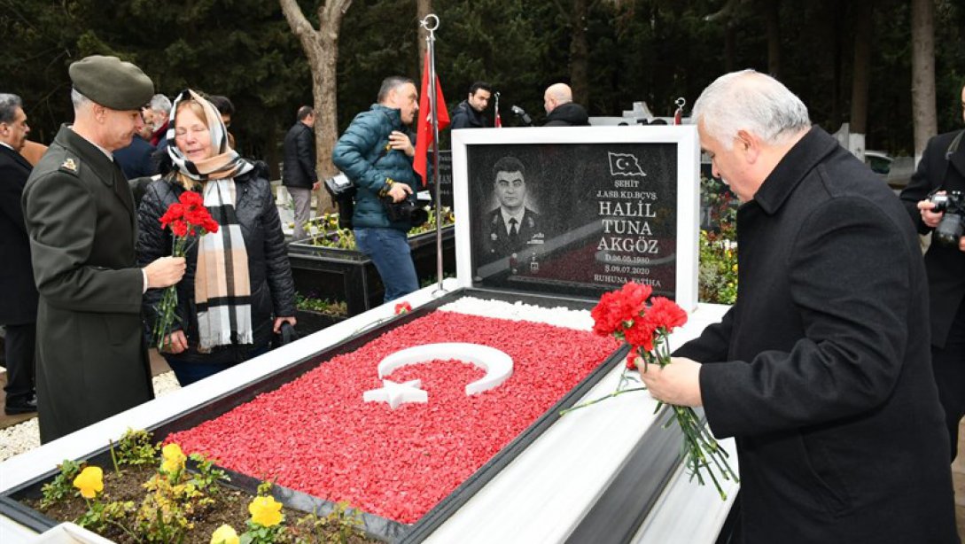 Vali Aziz Yıldırım, 18 Mart Şehitleri Anma Günü ve Çanakkale Zaferi'nin 108. Yıldönümü Münasebetiyle Şehitliği Ziyaret Etti