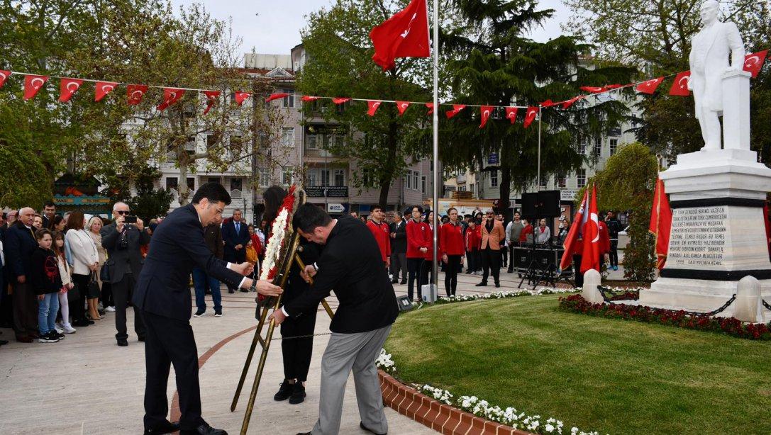 23 Nisan Ulusal Egemenlik ve Çocuk Bayramı Kutlama Programları Kapsamında İl Milli Eğitim Müdürümüz Ersan Ulusan Atatürk Anıtına Çelenk Sundu