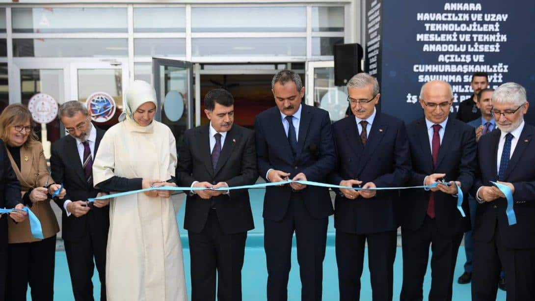Bakan Özer, Türkiye'nin Havacılık ve Uzay Teknolojisi Alanındaki İlk Meslek Lisesinin Açılışını Gerçekleştirdi
