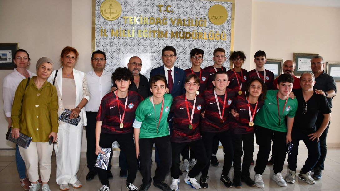 Süleymanpaşa Şehit Mehmet Şengül Ortaokulunun Türkiye Finallerine Katılmaya Hak Kazanan Futsal Takımı İl Milli Eğitim Müdürümüz Ersan Ulusan'ı Ziyaret Etti