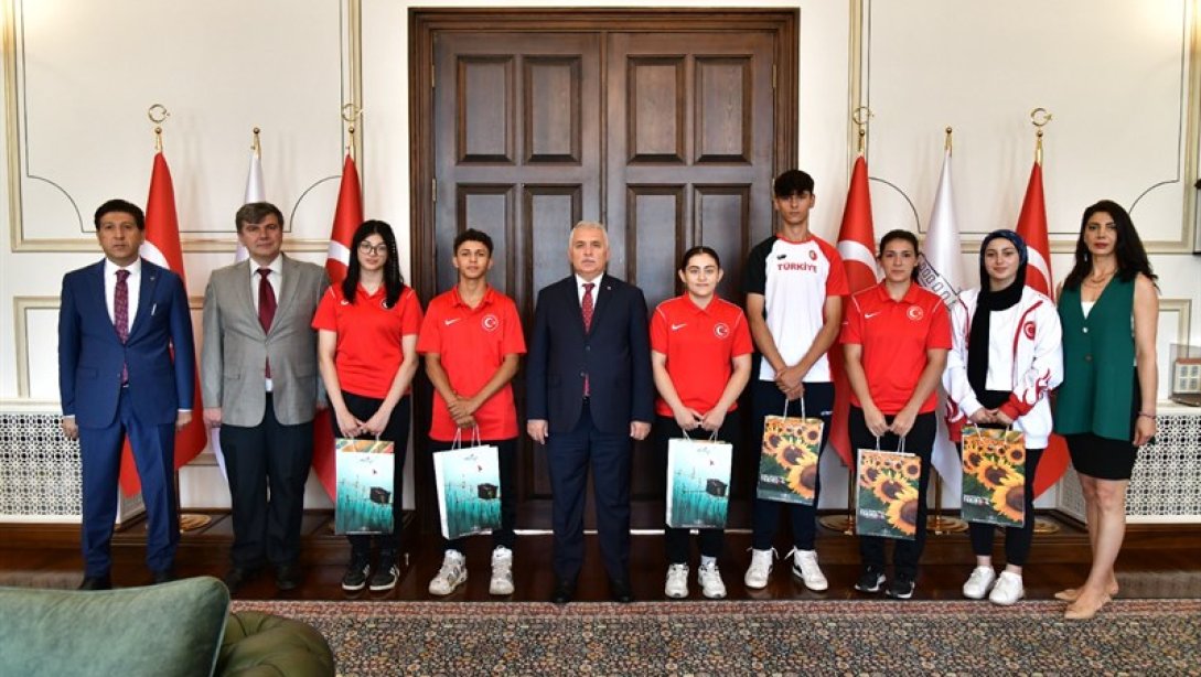 Vali Aziz Yıldırım Çorlu Gazi Mustafa Kemal Atatürk Spor Lisesi Öğrencilerini Makamında Kabul Etti