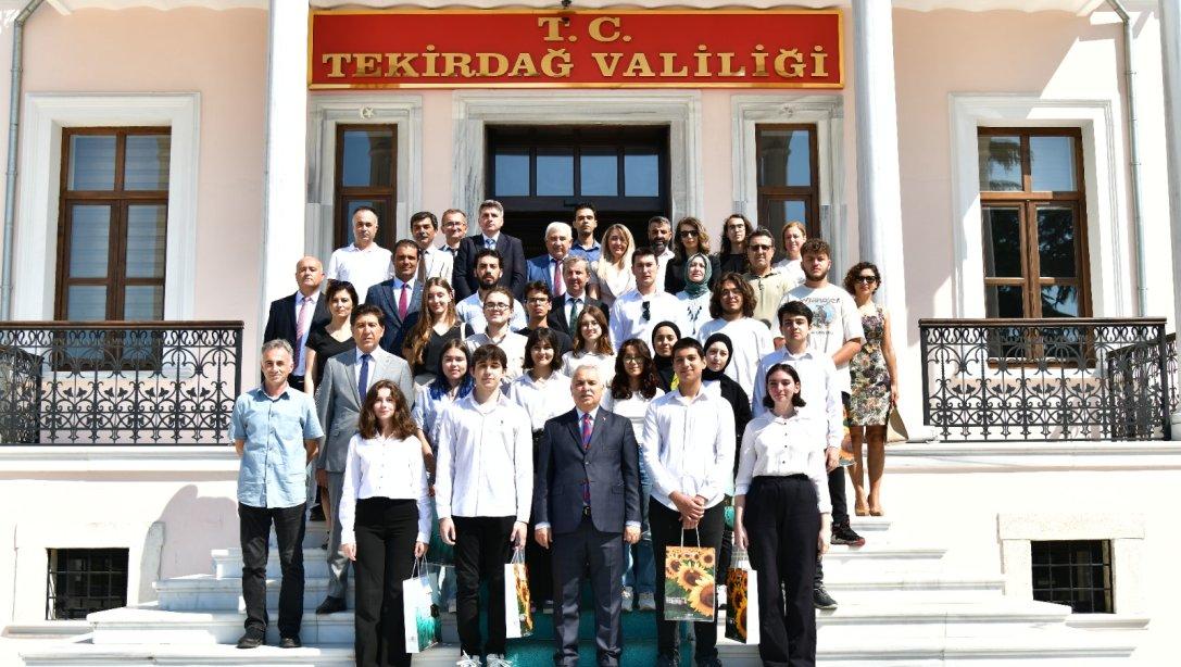 Vali Aziz Yıldırım YKS'de İlk 1000'e Giren Öğrencileri Kabul Etti