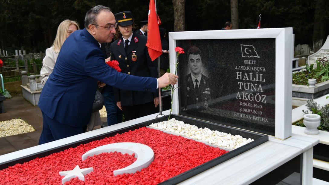 Vali Soytürk 18 Mart Şehitleri Anma Günü ve Çanakkale Zaferi'nin 109. Yıldönümü Münasebetiyle Şehitliği Ziyaret Etti