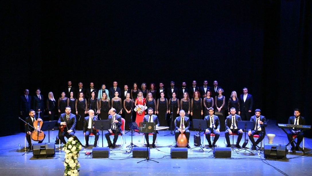 Vali Soytürk ve Eşi Nurdan Soytürk Öğretmenler Korosu Konseri'ni İzledi