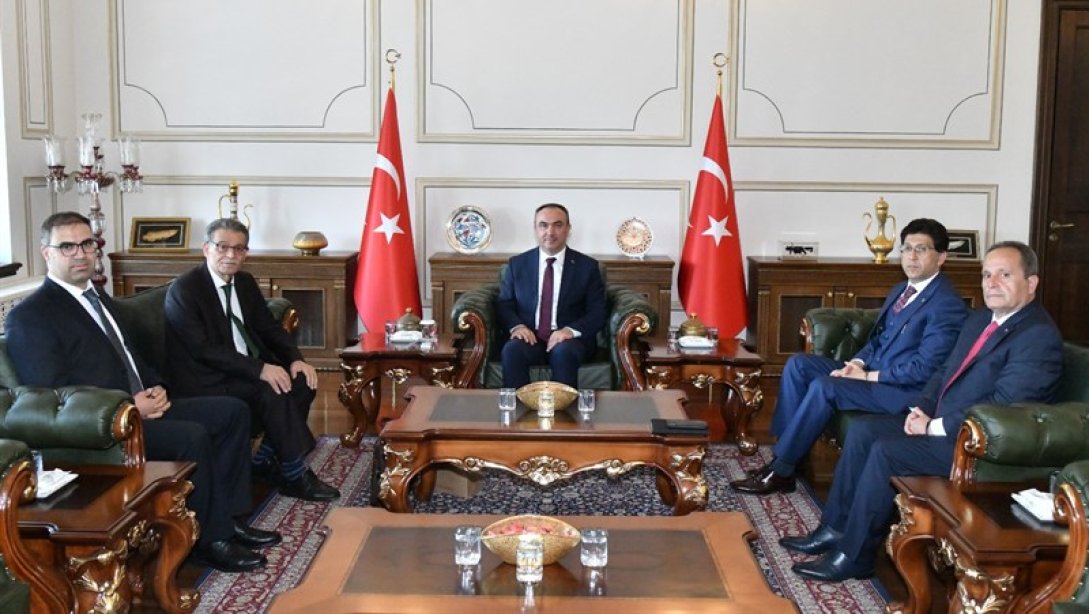 Anadolu Mektebi Kurucusu ve Yürütme Kurulu Başkanı Güçlü Vali Soytürk'ü Ziyaret Etti