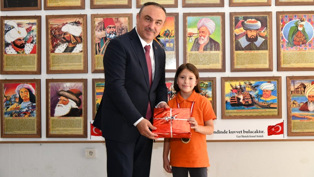 Vali Soytürk Türkiye Akıl ve Zeka Oyunları Finallerinde Mangala Yarışmasında Türkiye 1.'si Olan Öğrenciye Hediyesini Okulunda Taktim Etti