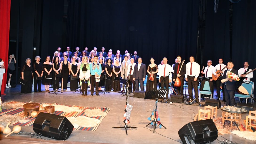İl Millî Eğitim Müdürlüğü Türk Halk Müziği Öğretmenler Korosu Yahya Kemal Beyatlı Kültür Merkezinde Sahne Aldı