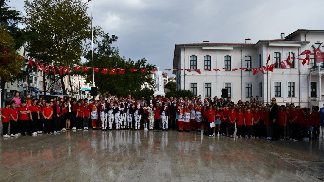 İlköğretim Haftası Kutlama Programı Kapsamında Atatürk Anıtı'na Çelenk Sunma Töreni Düzenlendi