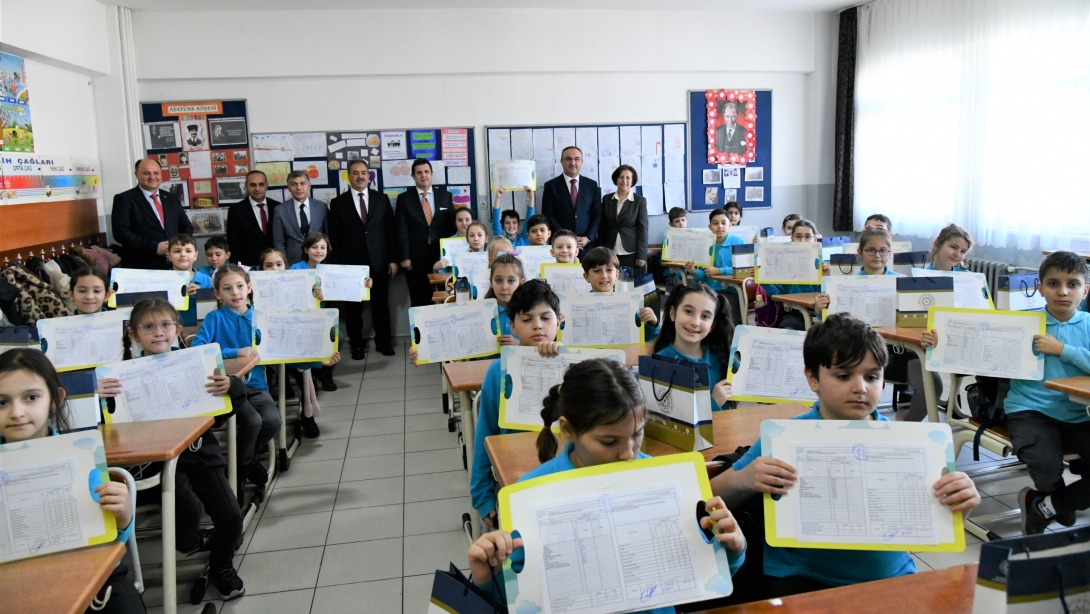 İlkokul Öğrencileri Karnelerini Vali Soytürk'ten Aldılar